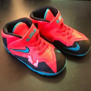 Children's / Toddlers size 8 Nike Lebrons Sneaker